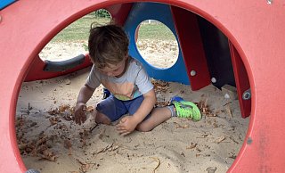In der Debatte um die Löhner Spielplatzpolitik bleiben Kinder weitgehend auf sich allein gestellt. Kein Wunder also, dass es an vielen Stellen hakt. - Felix Eisele In der Debatte um die Löhner Spielplatzpolitik bleiben Kinder weitgehend auf sich allein gestellt. Kein Wunder also, dass es an vielen Stellen hakt. - Felix Eisele