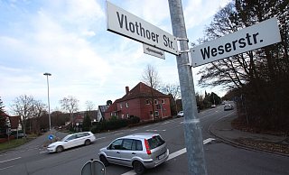 An der Einmündung der Weserstraße soll die Vlothoer Straße geteilt werden: Der nördliche Teil sollte Gemeindestraße werden, der südliche Landstraße bleiben. So sieht es der Vergleichsvorschlag des Verwaltungsgerichts vor. - Jörg Stuke An der Einmündung der Weserstraße soll die Vlothoer Straße geteilt werden: Der nördliche Teil sollte Gemeindestraße werden, der südliche Landstraße bleiben. So sieht es der Vergleichsvorschlag des Verwaltungsgerichts vor. - Jörg Stuke