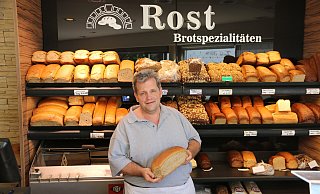 Sascha Rost betreibt die Familienbäckerei in zweiter Generation. Seit 40 Jahren besteht die Bäckerei Rost. - Anthea Moschner Sascha Rost betreibt die Familienbäckerei in zweiter Generation. Seit 40 Jahren besteht die Bäckerei Rost. - Anthea Moschner