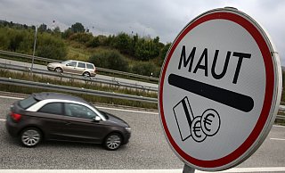 Die Lkw-Maut soll erhöht werden - doch die Ampel wird sich nicht einig. Unter anderem geht es um die Frage, wofür die Mehreinnahmen verwendet werden. - Bernd Wüstneck Die Lkw-Maut soll erhöht werden - doch die Ampel wird sich nicht einig. Unter anderem geht es um die Frage, wofür die Mehreinnahmen verwendet werden. - Bernd Wüstneck