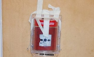 In der Sporthalle Mennighüffen hat die CDU einen lose mit Klebeband befestigten Feuermelder entdeckt. Das ist aber längst nicht alles. - CDU Löhne In der Sporthalle Mennighüffen hat die CDU einen lose mit Klebeband befestigten Feuermelder entdeckt. Das ist aber längst nicht alles. - CDU Löhne