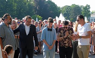 Bürgermeister Lars Bökenkröger kondoliert der Familie von Philipos, die bei einer Gedenkveranstaltung für Philipos T. auf den Kurhausterrassen Blumen und Bilder niedergelegt hatte. - Thorsten Gödecker Bürgermeister Lars Bökenkröger kondoliert der Familie von Philipos, die bei einer Gedenkveranstaltung für Philipos T. auf den Kurhausterrassen Blumen und Bilder niedergelegt hatte. - Thorsten Gödecker