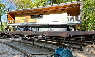 Die Freilichtbühne in Schloß Neuhaus hat ein neues Empfangs- und Technikgebäude. Die Mitglieder des Betriebsausschuss Gebäudemanagement Paderborn (GMP) nahmen es kurz vor der Eröffnung in Augenschein. - Hans-Hermann Igges Die Freilichtbühne in Schloß Neuhaus hat ein neues Empfangs- und Technikgebäude. Die Mitglieder des Betriebsausschuss Gebäudemanagement Paderborn (GMP) nahmen es kurz vor der Eröffnung in Augenschein. - Hans-Hermann Igges