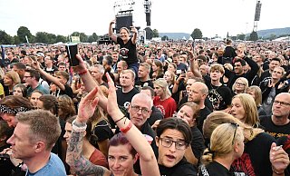 Die Menge tobt bei dem "Toten Hosen"-Konzert in Minden. - Thomas Kühlmann Die Menge tobt bei dem "Toten Hosen"-Konzert in Minden. - Thomas Kühlmann