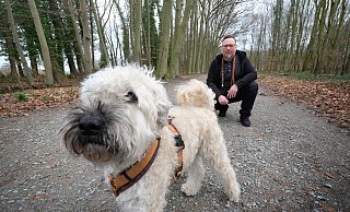 Keine 100 Meter vom Lutter-Waldparkplatz an der Holler Straße in Gütersloh entfernt sind Adam Budych und Wheaten-Terrier Lenny am Donnerstagmorgen in eine unheilvolle Begegnung verstrickt worden. Ein Mann soll mit einer Pistole gedroht haben. - Andreas Frücht Keine 100 Meter vom Lutter-Waldparkplatz an der Holler Straße in Gütersloh entfernt sind Adam Budych und Wheaten-Terrier Lenny am Donnerstagmorgen in eine unheilvolle Begegnung verstrickt worden. Ein Mann soll mit einer Pistole gedroht haben. - Andreas Frücht