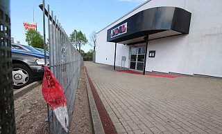 Flatterband: Am Zaun der Diskothek Mondo an der Mindener Straße 36, Werre-Park, hängt ein Rest der Polizeiabsperrung. - Ulf Hanke Flatterband: Am Zaun der Diskothek Mondo an der Mindener Straße 36, Werre-Park, hängt ein Rest der Polizeiabsperrung. - Ulf Hanke