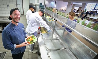 David Ibendahl, Leiter der Küche, hält einen Salat in den Händen. Bei ihm geht es aber auch deftig zu. - Sarah Jonek David Ibendahl, Leiter der Küche, hält einen Salat in den Händen. Bei ihm geht es aber auch deftig zu. - Sarah Jonek