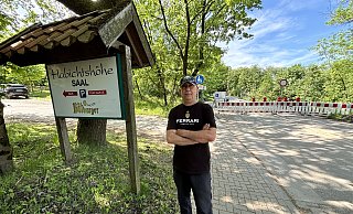 Bedient: Habichtshöhe-Mitarbeiter Kafu Mimeche vor dem Parkplatz zum Saal, 50 Meter weiter hinten beginnt die Vollsperrung. - Eike J. Horstmann Bedient: Habichtshöhe-Mitarbeiter Kafu Mimeche vor dem Parkplatz zum Saal, 50 Meter weiter hinten beginnt die Vollsperrung. - Eike J. Horstmann