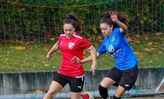 Mariem Mohand Arifi (r.) aus Arminia Bielefelds U17 traf gegen den FC Iserlohn doppelt. - Andreas Zobe Mariem Mohand Arifi (r.) aus Arminia Bielefelds U17 traf gegen den FC Iserlohn doppelt. - Andreas Zobe