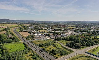 Eidinghausen ist verkehrlich gut angebunden - vor allem durch die Nordumgehung (links im Bild). - Jürgen Krüger Eidinghausen ist verkehrlich gut angebunden - vor allem durch die Nordumgehung (links im Bild). - Jürgen Krüger