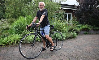 Mit 74 Jahren ist Karl-Heinz, genannt Kalle, Held noch topfit und sportlich aktiv, als "Aushilfs-Leichtathletik-Trainer" und auf dem Rennrad. - Jörg Stuke Mit 74 Jahren ist Karl-Heinz, genannt Kalle, Held noch topfit und sportlich aktiv, als "Aushilfs-Leichtathletik-Trainer" und auf dem Rennrad. - Jörg Stuke