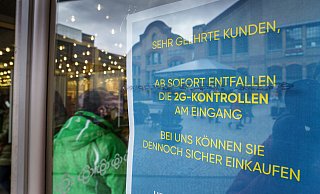 Schilder wie dieses in einem Kaufhaus in Hessen, dass die 2G-Regel bereits früher abschwächte, könnten bald auch in NRW häufiger zu sehen sein. - picture alliance/dpa Schilder wie dieses in einem Kaufhaus in Hessen, dass die 2G-Regel bereits früher abschwächte, könnten bald auch in NRW häufiger zu sehen sein. - picture alliance/dpa