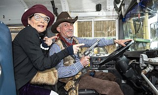 Showdarsteller Marlene und Remino düsen in einem alten Schulbus durch das Safariland im Kreis Gütersloh – die neue Saison ist am 1. April 2023 gestartet. - Jörg Dieckmann - www.dieckmann-fotodesign.de Showdarsteller Marlene und Remino düsen in einem alten Schulbus durch das Safariland im Kreis Gütersloh – die neue Saison ist am 1. April 2023 gestartet. - Jörg Dieckmann - www.dieckmann-fotodesign.de