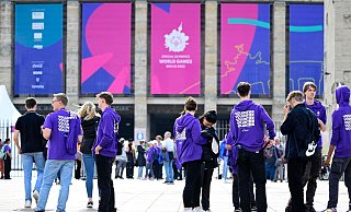 Mehrere Volunteers warten vor dem Berliner Olympiastadion auf ihren Einsatz. - AFP or licensors Mehrere Volunteers warten vor dem Berliner Olympiastadion auf ihren Einsatz. - AFP or licensors