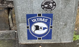 Symbolisch klebt ein DSC-Sticker am Mülleimer. Die gesamte Aktion war im Wortsinn "für die Tonne". - Burkhard Hoeltzenbein Symbolisch klebt ein DSC-Sticker am Mülleimer. Die gesamte Aktion war im Wortsinn "für die Tonne". - Burkhard Hoeltzenbein