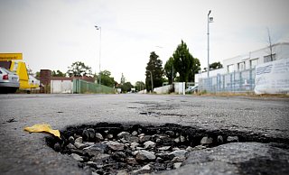 Schlaglöcher prägen nicht nur die Gohfelder Straße. Auch an anderen Stellen im Stadtgebiet sind die Schäden im Asphalt enorm. - Felix Eisele Schlaglöcher prägen nicht nur die Gohfelder Straße. Auch an anderen Stellen im Stadtgebiet sind die Schäden im Asphalt enorm. - Felix Eisele