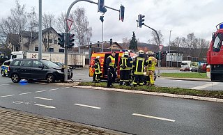 An der Kreuzung Brenkhäuser Straße und Bundesstraße 64 in Höxter ist ein Autofahrer gegen die Ampel gefahren. - Yannick Sonntag An der Kreuzung Brenkhäuser Straße und Bundesstraße 64 in Höxter ist ein Autofahrer gegen die Ampel gefahren. - Yannick Sonntag