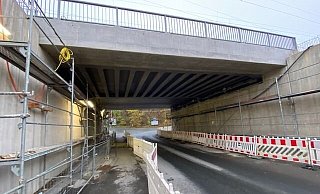 Blick auf die Brückenbaustelle in der Desenbergstraße nach dem Einbau der neuen Stahlüberbauten. Foto: Detlev Zache - Detlev Zache Blick auf die Brückenbaustelle in der Desenbergstraße nach dem Einbau der neuen Stahlüberbauten. Foto: Detlev Zache - Detlev Zache