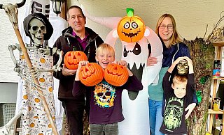 Holger, Logan, Marion und Connor Willeke aus Scharmede freuen sich schon auf die Schlotternacht in ihrem Garten. Foto: Carola Drabon - Carola Drabon Holger, Logan, Marion und Connor Willeke aus Scharmede freuen sich schon auf die Schlotternacht in ihrem Garten. Foto: Carola Drabon - Carola Drabon