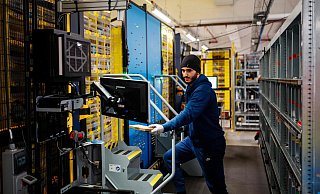 Ein Mitarbeiter kümmert sich um Pakete an einem Logistikstandort von Amazon. - AFP or licensors Ein Mitarbeiter kümmert sich um Pakete an einem Logistikstandort von Amazon. - AFP or licensors