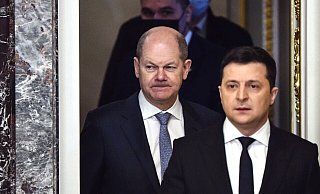 TOPSHOT - German Chancellor Olaf Scholz (L) and Ukrainian President Volodymyr Zelensky (R) arrive to hold a joint press conference in Kyiv on February 14, 2022. - Scholz landed in Kyiv for crisis talks with Zelensky, ahead of a visit to Moscow to head off what Berlin said was the "very critical" threat of a Russian invasion of Ukraine. (Photo by SERGEI SUPINSKY / AFP) - SERGEI SUPINSKY / AFP TOPSHOT - German Chancellor Olaf Scholz (L) and Ukrainian President Volodymyr Zelensky (R) arrive to hold a joint press conference in Kyiv on February 14, 2022. - Scholz landed in Kyiv for crisis talks with Zelensky, ahead of a visit to Moscow to head off what Berlin said was the "very critical" threat of a Russian invasion of Ukraine. (Photo by SERGEI SUPINSKY / AFP) - SERGEI SUPINSKY / AFP