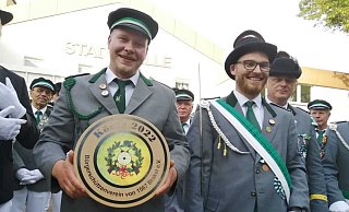 Der neue Schützenkönig Pascal Michels (32, l.) trägt die Scheibe mit einem freundlichen Lächeln. - Burkhard Battran Der neue Schützenkönig Pascal Michels (32, l.) trägt die Scheibe mit einem freundlichen Lächeln. - Burkhard Battran