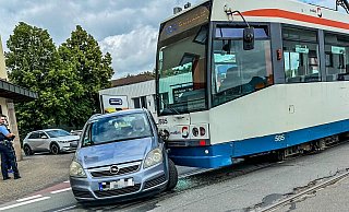 Die Stadtbahn war nach der Kollision mit dem Opel ausgebremst. - Paul Brinkmann Die Stadtbahn war nach der Kollision mit dem Opel ausgebremst. - Paul Brinkmann