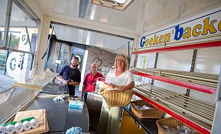Die Mitarbeitenden von "Goeken backen", Martin Rempel (v.l.), Wilfried Bergmeier und Martina Gronwald, bereiten den Verkaufswagen vor. Dieser soll die nächste Zeit die Übergangslösung sein. - Niklas Tüns Die Mitarbeitenden von "Goeken backen", Martin Rempel (v.l.), Wilfried Bergmeier und Martina Gronwald, bereiten den Verkaufswagen vor. Dieser soll die nächste Zeit die Übergangslösung sein. - Niklas Tüns