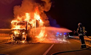 Der Lastzug brennt auf der A33 vollständig aus. - Feuerwehr Borchen Der Lastzug brennt auf der A33 vollständig aus. - Feuerwehr Borchen