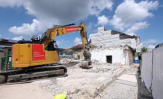 Das Ende der Ladenzeile an der oberen Bahnhofstraße: Der Abriss neben dem Hauptbahnhof hat begonnen. - Wolfgang Rudolf Das Ende der Ladenzeile an der oberen Bahnhofstraße: Der Abriss neben dem Hauptbahnhof hat begonnen. - Wolfgang Rudolf