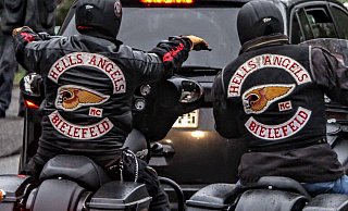 Die Gewalttat hat sogar zur Auflösung der Hells Angels Bielefeld geführt. Im Laufe des Gerichtsprozesses wurde jetzt der erste Beschuldigte aus der U-Haft entlassen. - Andreas Zobe Die Gewalttat hat sogar zur Auflösung der Hells Angels Bielefeld geführt. Im Laufe des Gerichtsprozesses wurde jetzt der erste Beschuldigte aus der U-Haft entlassen. - Andreas Zobe