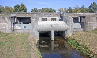 Das Absperrbauwerk des Bega-Rückhaltebecken in Höhe Hölsen. Oberhalb verläuft die Ostwestfalenstraße. Die Verkehrsteilnehmer dort können die imposante Anlage nicht sehen. - Werre Wasserverband Das Absperrbauwerk des Bega-Rückhaltebecken in Höhe Hölsen. Oberhalb verläuft die Ostwestfalenstraße. Die Verkehrsteilnehmer dort können die imposante Anlage nicht sehen. - Werre Wasserverband