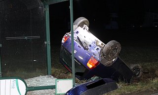Der Wagen kam auf dem Dach zum Stillstand. - Polizei Minden-Lübbecke Der Wagen kam auf dem Dach zum Stillstand. - Polizei Minden-Lübbecke