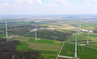 Windräder stehen auch rund ums Entsorgungszentrum Alte Schanze in Elsen. Dort geht Mitte Mai eines neues ans Netz. - Jens Reddeker Windräder stehen auch rund ums Entsorgungszentrum Alte Schanze in Elsen. Dort geht Mitte Mai eines neues ans Netz. - Jens Reddeker