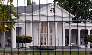 Zuletzt duiskutierte der Betriebsausschuss des Staatsbades im Oktober 2018 darüber, den Kurpark wieder einzuzäunen. Da ging es darum, Verschmutzungen und Zerstörungen im Kurpark zu verhindern. Der Ausschuss lehnte einen Zaun um das Gartendenkmal damals ab. - Thorsten Gödecker Zuletzt duiskutierte der Betriebsausschuss des Staatsbades im Oktober 2018 darüber, den Kurpark wieder einzuzäunen. Da ging es darum, Verschmutzungen und Zerstörungen im Kurpark zu verhindern. Der Ausschuss lehnte einen Zaun um das Gartendenkmal damals ab. - Thorsten Gödecker