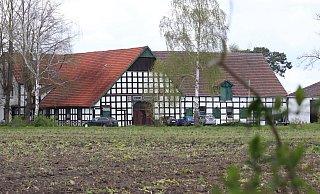 Das Fachwerkhaus von 1816 steht auf der Liste der Baudenkmäler in Stemwede. Jetzt stand die Zwangsversteigerung an. Den baulichen Zustand beschrieb der Sachverständige in seinem Wertgutachten als mäßig. Zu dem Objekt gehören 19.384 Quadratmeter Fläche. - Sonja Rohlfing Das Fachwerkhaus von 1816 steht auf der Liste der Baudenkmäler in Stemwede. Jetzt stand die Zwangsversteigerung an. Den baulichen Zustand beschrieb der Sachverständige in seinem Wertgutachten als mäßig. Zu dem Objekt gehören 19.384 Quadratmeter Fläche. - Sonja Rohlfing