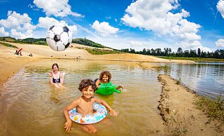 So sah der erste Badespaß im Vorjahr aus. Nahla (11, v. l.), Lennart und ihre Freundin genießen den See bei Sonne, Hitze und blauem Himmel. - Mike-Dennis Müller / www.mdm.photo So sah der erste Badespaß im Vorjahr aus. Nahla (11, v. l.), Lennart und ihre Freundin genießen den See bei Sonne, Hitze und blauem Himmel. - Mike-Dennis Müller / www.mdm.photo
