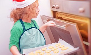 Backen gehört für Kinder zur Weihnachtszeit einfach dazu. Doch gerade hier kann es schnell zu Verbrennungen kommen. - AOK Backen gehört für Kinder zur Weihnachtszeit einfach dazu. Doch gerade hier kann es schnell zu Verbrennungen kommen. - AOK