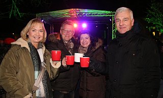 Kerstin und Claus Kampmann (v. l.) sowie Marion und Rolf Schierholz genießen ihren Glühwein beim Hüttenzauber. - Anthea Moschner Kerstin und Claus Kampmann (v. l.) sowie Marion und Rolf Schierholz genießen ihren Glühwein beim Hüttenzauber. - Anthea Moschner