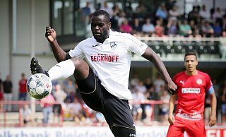 Exaucé Andzouana stieg in der Saison 2019/20 mit dem SC Verl in die 3. Liga auf. Mangels Aussicht auf Einsatzzeiten wechselte er nach Lotte und spielt nun für Alemannia Aachen. Am Sonntag kehrt er nach Ostwestfalen zurück. Foto: Henrik Martinschledde - Henrik Martinschledde Exaucé Andzouana stieg in der Saison 2019/20 mit dem SC Verl in die 3. Liga auf. Mangels Aussicht auf Einsatzzeiten wechselte er nach Lotte und spielt nun für Alemannia Aachen. Am Sonntag kehrt er nach Ostwestfalen zurück. Foto: Henrik Martinschledde - Henrik Martinschledde