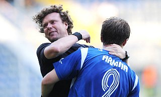 Cheftrainer Stefan Krämer (l.) und Torjäger Fabian Klos feierten mit Arminia Bielefeld den Aufstieg in die 2. Bundesliga. - imago sportfotodienst Cheftrainer Stefan Krämer (l.) und Torjäger Fabian Klos feierten mit Arminia Bielefeld den Aufstieg in die 2. Bundesliga. - imago sportfotodienst