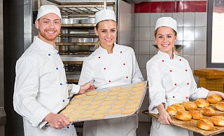 In vielen Filialen bieten die Bielefelder Bäcker am Tag der Deutschen Einheit frische Brötchen und weitere Backwaren an. - ikonoklast_hh - stock.adobe.com In vielen Filialen bieten die Bielefelder Bäcker am Tag der Deutschen Einheit frische Brötchen und weitere Backwaren an. - ikonoklast_hh - stock.adobe.com