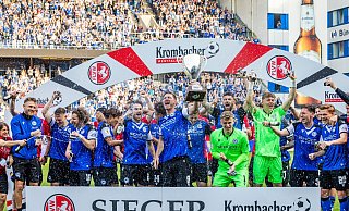 We are the champions: Die Arminen um Kapitän Fabian Klos feiern den Pokalerfolg. - Sarah Jonek We are the champions: Die Arminen um Kapitän Fabian Klos feiern den Pokalerfolg. - Sarah Jonek
