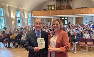 Franz Müntefering zusammen mit Anna-Lena Köhler von der evangelischen Erwachsenenbildung, die ihn eingeladen hatte. - Jobst Lüdeking Franz Müntefering zusammen mit Anna-Lena Köhler von der evangelischen Erwachsenenbildung, die ihn eingeladen hatte. - Jobst Lüdeking