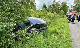 Das Auto kommt bei dem Alleinunfall nach rechts von der Straße ab und bleibt im Graben liegen. - Ralph Meyer Das Auto kommt bei dem Alleinunfall nach rechts von der Straße ab und bleibt im Graben liegen. - Ralph Meyer