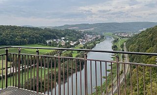 Der Weser-Skywalk ist ein beliebtes Ausflugsziel. Besucher haben einen weiten Blick die Weser entlang Richtung Herstelle und Bad Karlshafen. - Nicole Fischer Der Weser-Skywalk ist ein beliebtes Ausflugsziel. Besucher haben einen weiten Blick die Weser entlang Richtung Herstelle und Bad Karlshafen. - Nicole Fischer