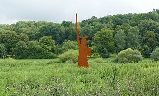 Die fünf Meter hohe Miniaturausgabe des Detmolder Hermannsdenkmals ist Blickfang am Weserstrand. Der Künstler Hans Kordes versteigert das Stahlobjekt für einen guten Zweck. - Stadt Höxter Die fünf Meter hohe Miniaturausgabe des Detmolder Hermannsdenkmals ist Blickfang am Weserstrand. Der Künstler Hans Kordes versteigert das Stahlobjekt für einen guten Zweck. - Stadt Höxter