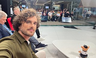 Mael Corboz, links, und das Phrasenschwein, rechts, waren zwei der Protagonisten des Kult-Fußballtalks „Doppelpass“ am vergangenen Sonntag auf dem frei empfangbaren TV-Sender Sport1. - Mael Corboz Mael Corboz, links, und das Phrasenschwein, rechts, waren zwei der Protagonisten des Kult-Fußballtalks „Doppelpass“ am vergangenen Sonntag auf dem frei empfangbaren TV-Sender Sport1. - Mael Corboz