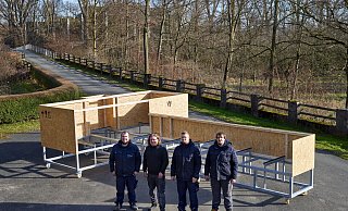 Benjamin Scholz (v. l.), Bruno Eikel, Philip Millek und Sascha Werner von den Werkstätten für raumbildende Konstruktion vor dem Gerüst, auf dem das Kreuz transportiert wird. - Werkstätten für raumbildende Konstruktion Benjamin Scholz (v. l.), Bruno Eikel, Philip Millek und Sascha Werner von den Werkstätten für raumbildende Konstruktion vor dem Gerüst, auf dem das Kreuz transportiert wird. - Werkstätten für raumbildende Konstruktion