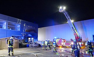 Von der Drehleiter aus kontrollieren Einsatzkräfte auch die Verkleidung der Außenfassade auf versteckte Glutnester. - Ralph Meyer Von der Drehleiter aus kontrollieren Einsatzkräfte auch die Verkleidung der Außenfassade auf versteckte Glutnester. - Ralph Meyer